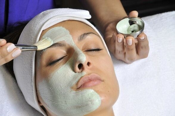 The most convenient way to apply an anti-aging mask to your skin is with a brush. 